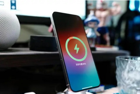 龙湖镇苹果15换屏服务分享用什么充电器给iPhone15充电更好 